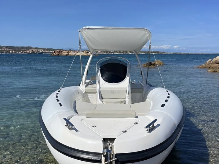 Bateau à moteur à louer à Cannigione au meilleur prix