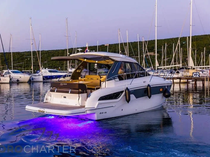 Location bateau Bavaria Bavaria 33 Sport HT à Punat sur Samboat