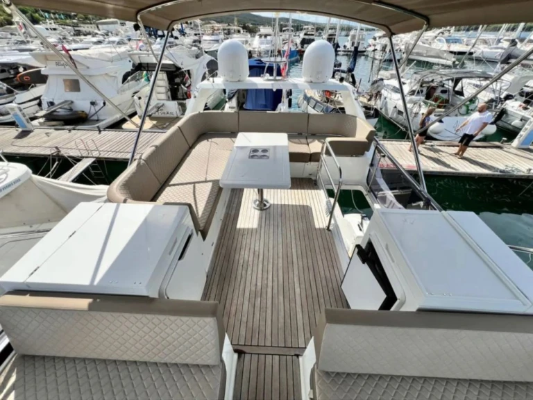 Galeon Galeon 420 Fly - 3 cab. a louer à Punat