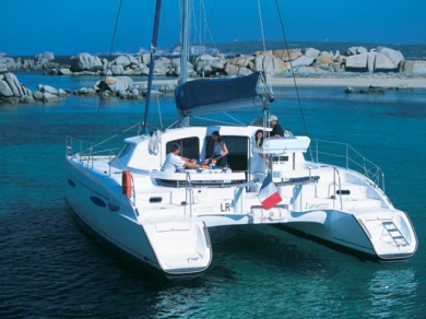 Yacht charter La Rochelle - Fountaine Pajot Lavezzi 40 on SamBoat