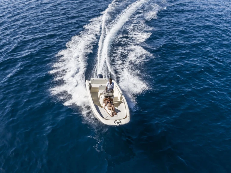 Louer Bateau à moteur avec ou sans skipper Invictus  à Saint-Raphaël