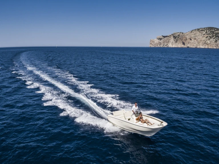 Location Bateau à moteur Invictus  avec permis