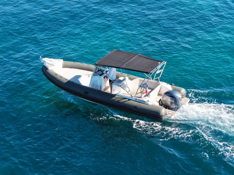 Louer Bateau à moteur avec ou sans skipper Capelli à Golfe-Juan