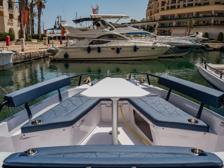 Bateau à moteur à louer à Saint Julian's au meilleur prix