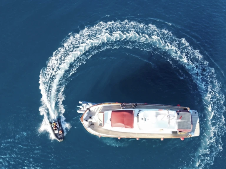 Location Bateau à moteur Azimut avec permis