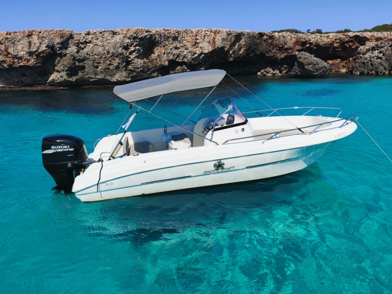 Louez un Pacific Craft Pacific Craft 670 Open à Cala en Bosch