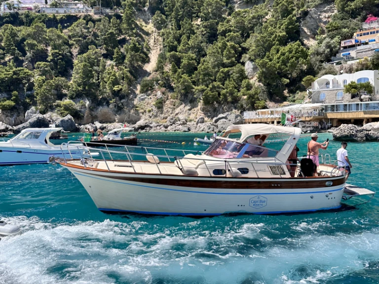 Location Bateau à moteur à Capri - Fratelli Aprea Sorrento 32 Semi Cabinato