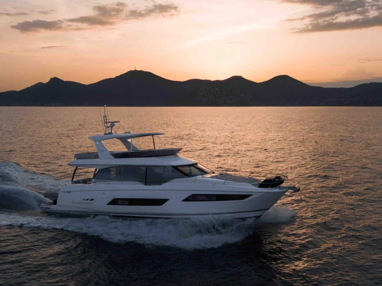 Louer Yacht avec ou sans skipper Prestige Yachts à Monaco