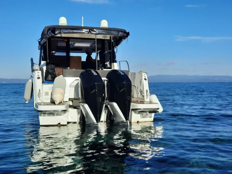 Louer Bateau à moteur avec ou sans skipper Jeanneau à Hyères