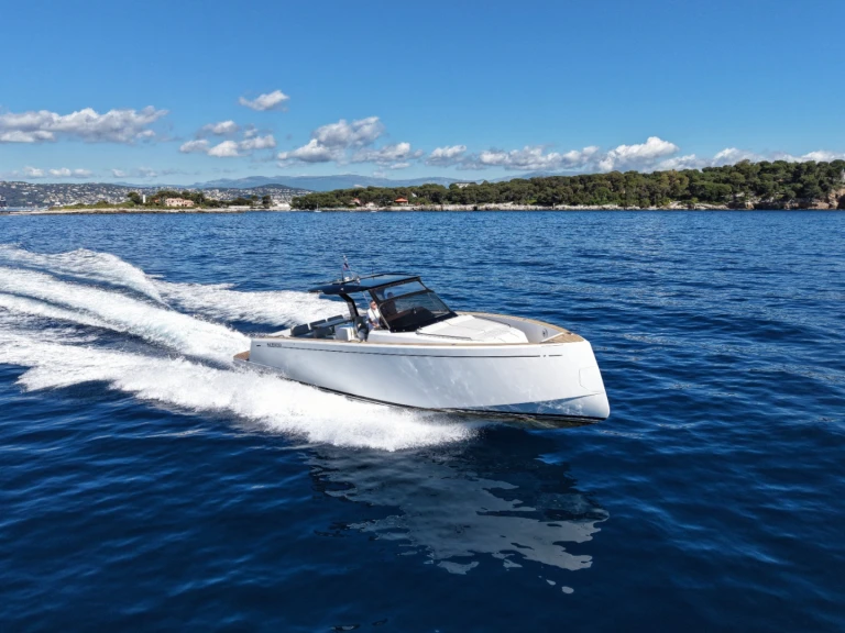 Louer Bateau à moteur avec ou sans skipper Pardo Yachts à Golfe-Juan