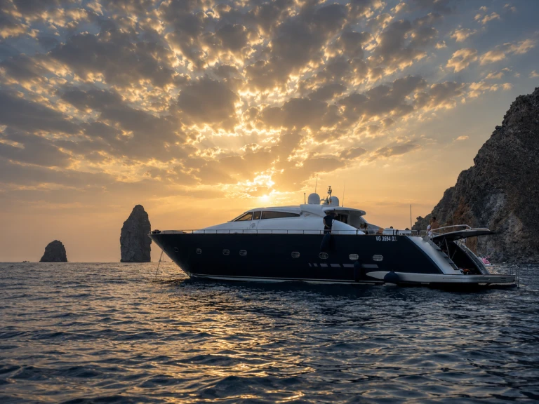 Yacht à louer à Poltu Quatu au meilleur prix