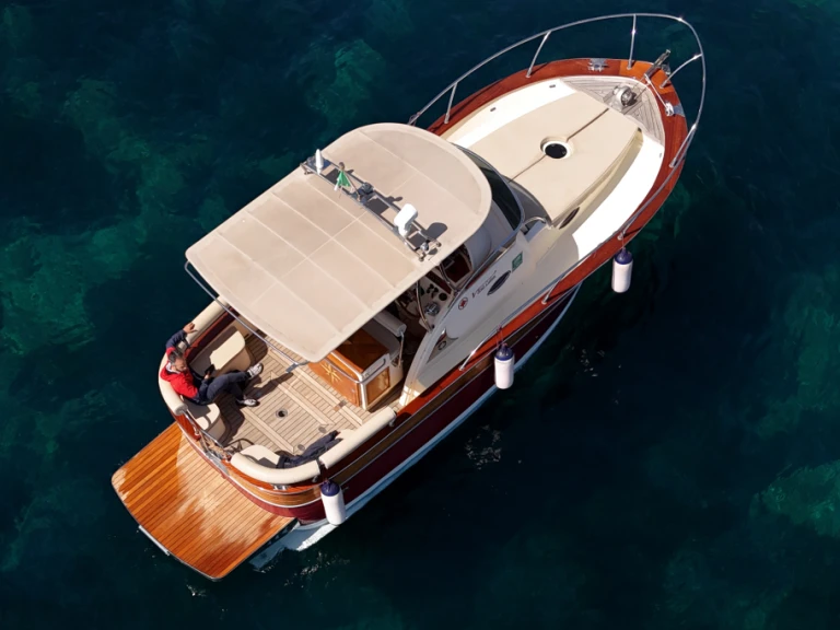 Location Bateau à moteur à Sorrento - Tirrenia Viveur 28