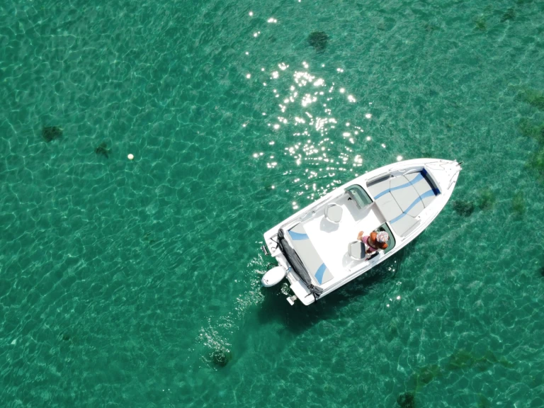 Bateau à moteur à louer à Chalcidique au meilleur prix