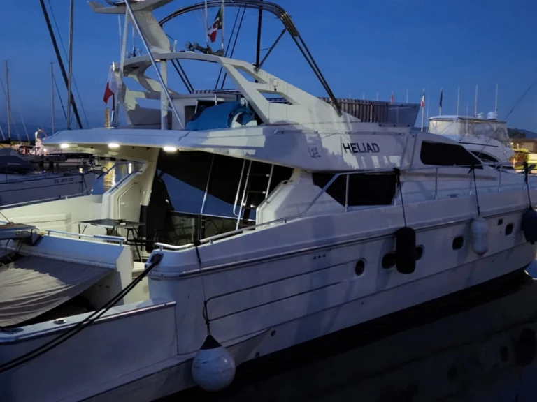 Location bateau Pisa pas cher Ferretti 60