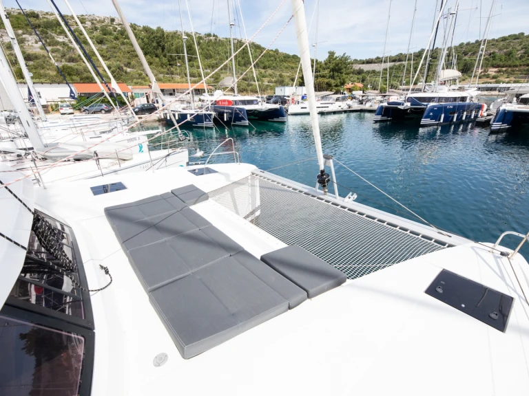 Louez un Fountaine Pajot Astrea 42 à Primošten