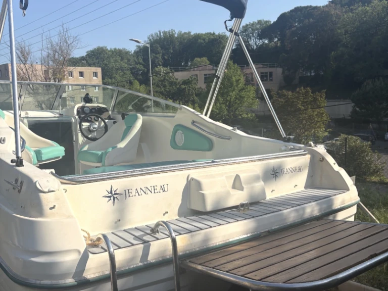 Louer Bateau à moteur avec ou sans skipper Jeanneau à France