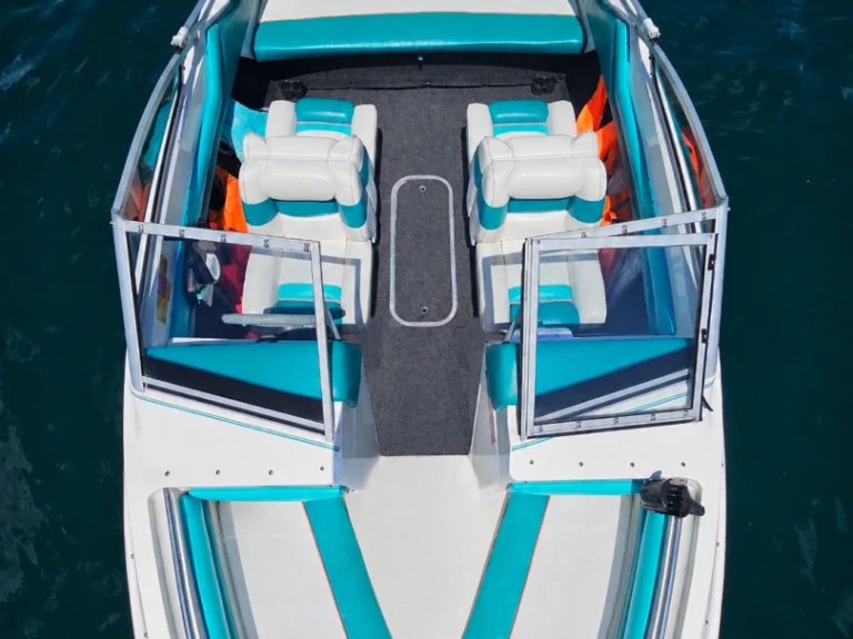 Bateau à moteur à louer à Annecy au meilleur prix