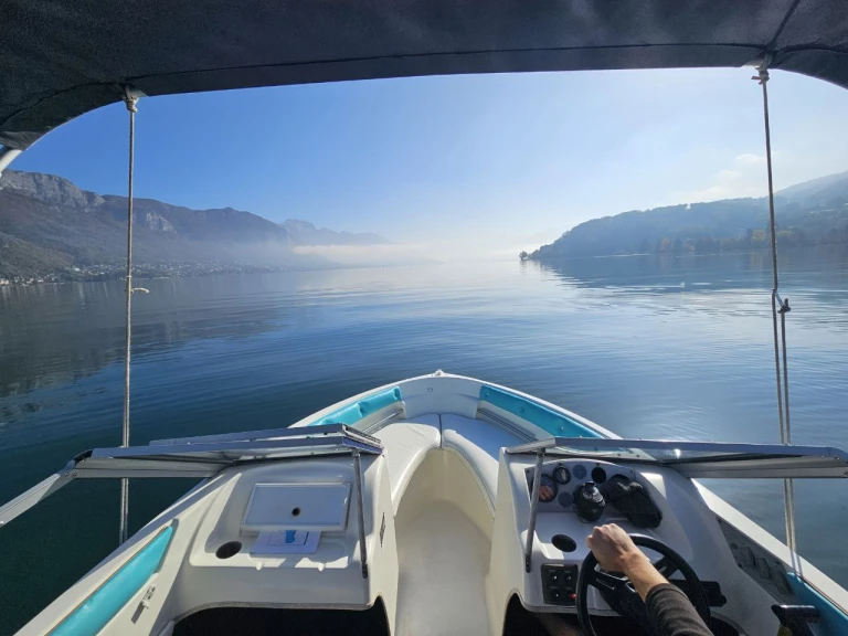 Location Bateau à moteur à Annecy - Larson AA160