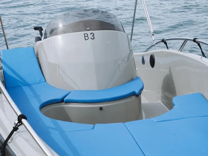 Bateau à moteur à louer à Angera au meilleur prix