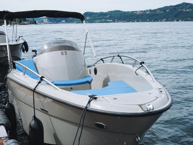 Louer Bateau à moteur avec ou sans skipper Clear à Angera