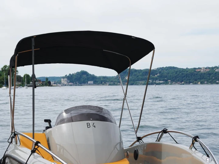 Bateau à moteur à louer à Angera au meilleur prix