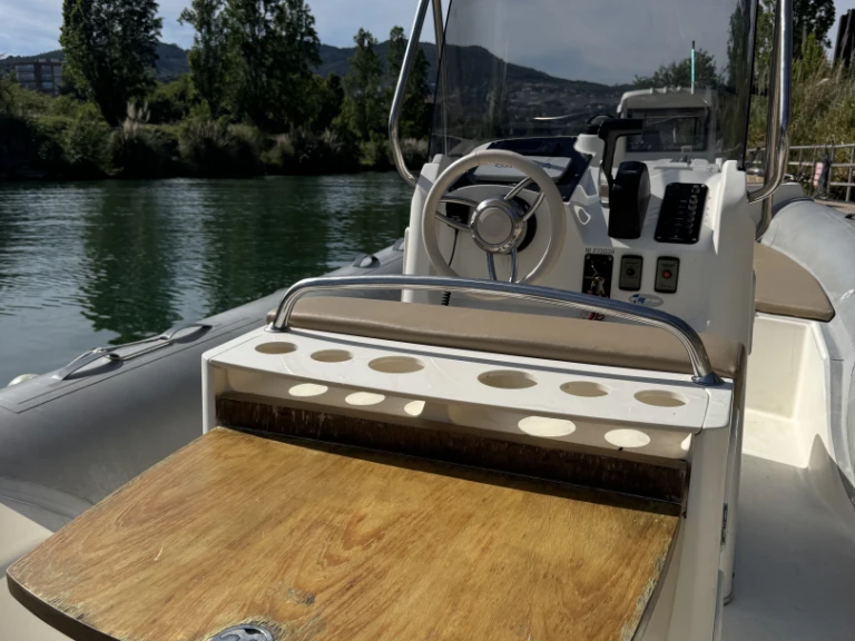 Louer Semi-rigide avec ou sans skipper Capelli à Mandelieu-la-Napoule