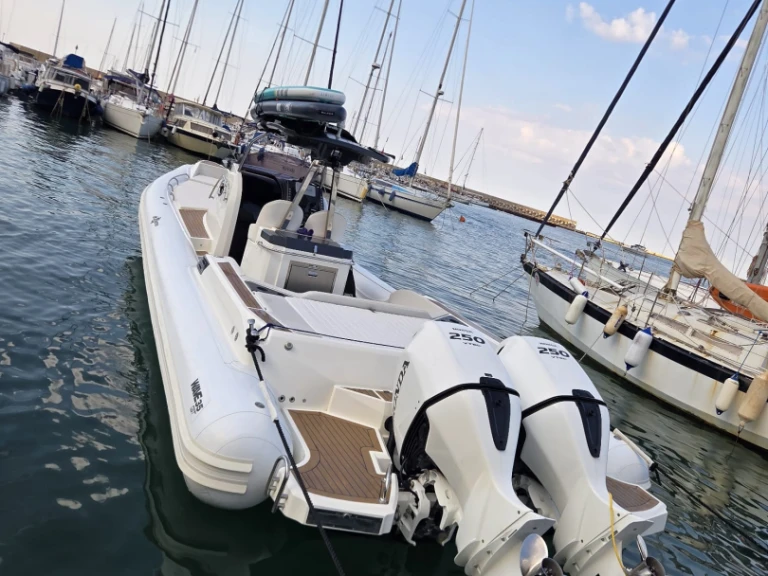 Semi-rigide à louer à Castellammare del Golfo au meilleur prix