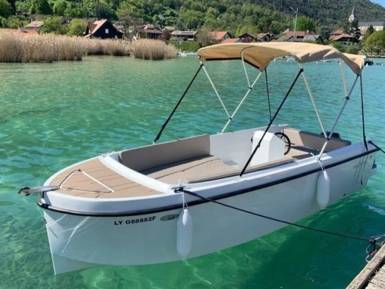 Louer Bateau à moteur avec ou sans skipper Valory à Annecy