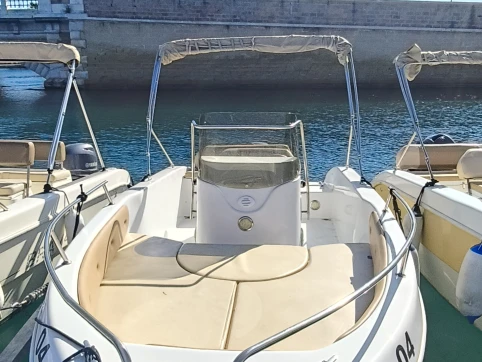 Bateau à moteur à louer à Taranto au meilleur prix