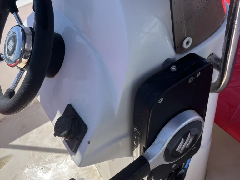 Location Bateau à moteur Astec avec permis