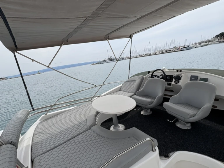Location bateau Jeanneau Prestige 32 Fly à Split Port sur Samboat