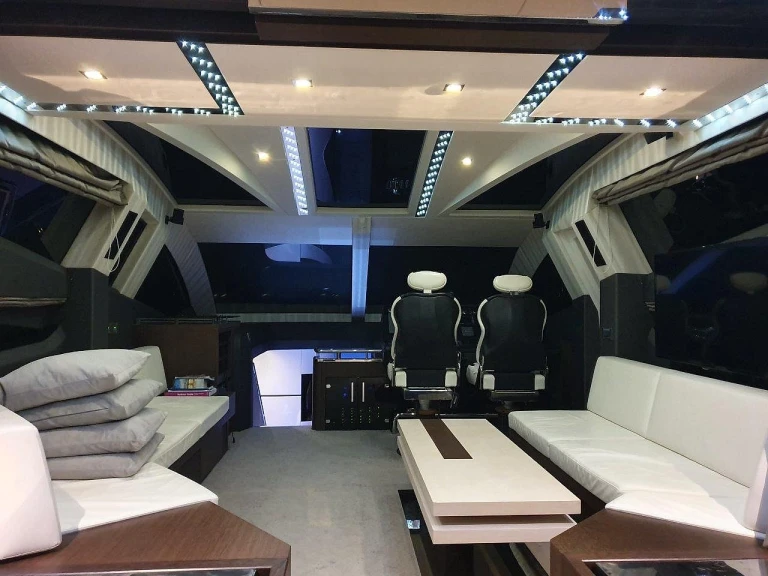 Galeon Galeon 700 Skydeck - 4 + 1 cab. a louer à Novi Vinodolski