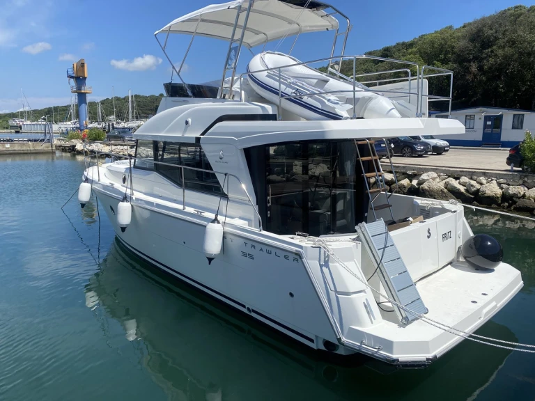Bénéteau Swift Trawler 35 a louer à Pula