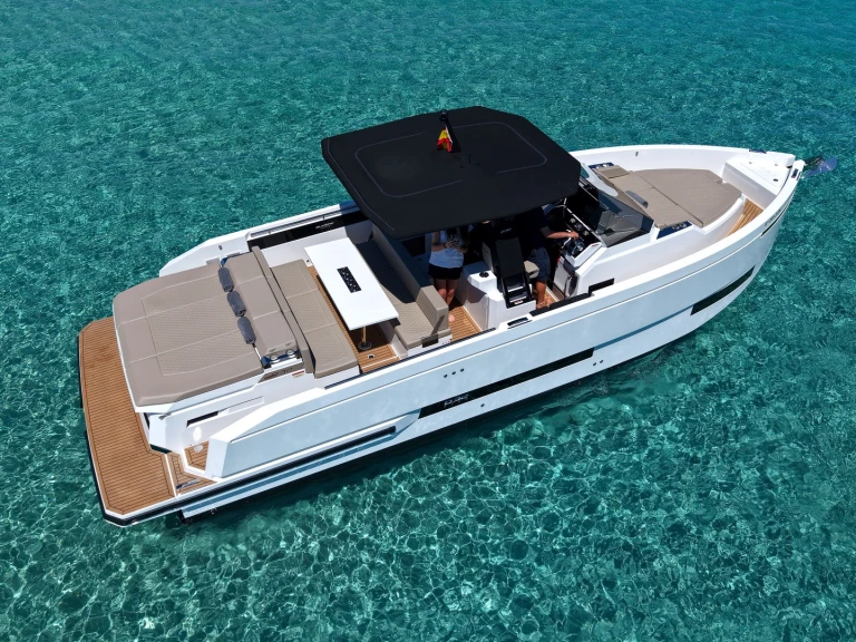 Location Bateau à moteur à Marina Botafoch - De Antonio D32