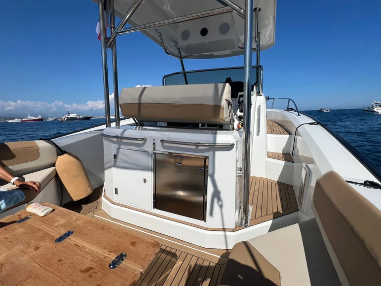 Bateau à moteur à louer à Golfe-Juan au meilleur prix