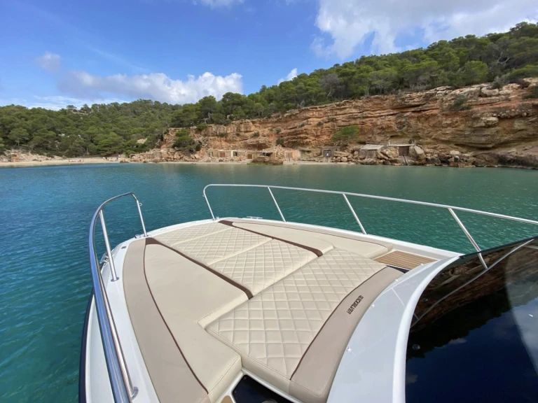 Quicksilver Activ 875 Sundeck a louer à Sant Antoni de Portmany