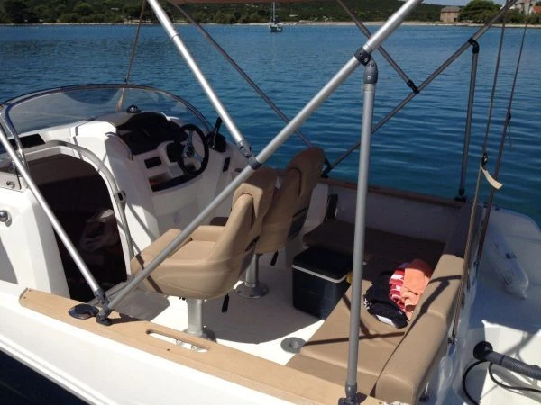 Bateau à moteur à louer à Preko au meilleur prix