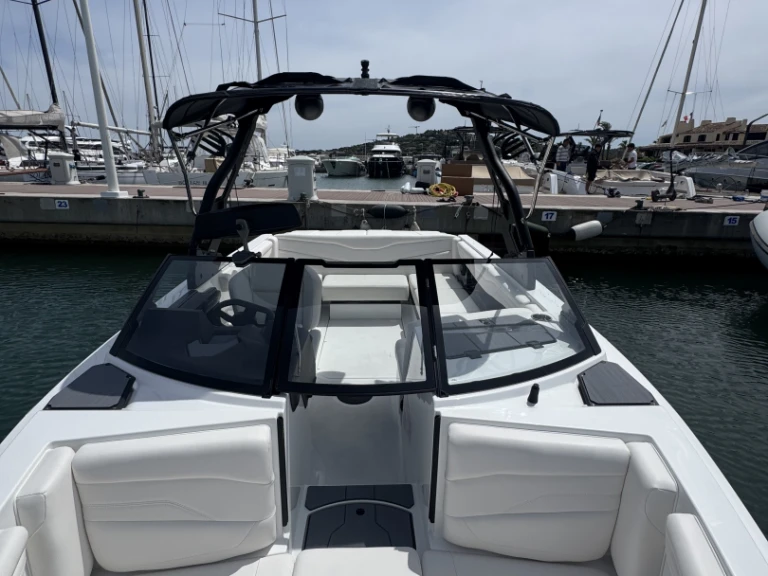 Axis T220 a louer à Port des Marines de Cogolin
