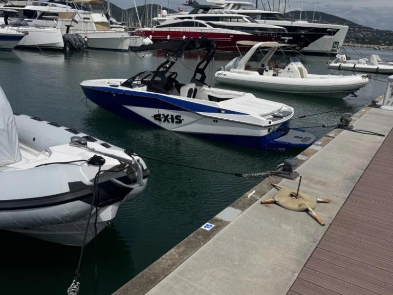 Location à Port des Marines de Cogolin - Axis T220 sur SamBoat