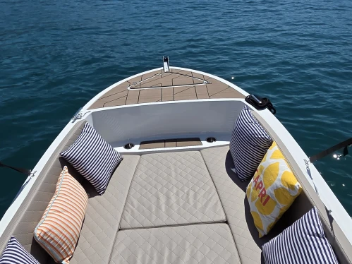 Bateau à moteur à louer à Annecy au meilleur prix
