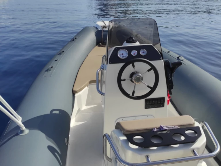 Louer Semi-rigide avec ou sans skipper Blue rib à Ponza