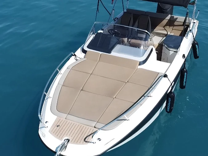 Bateau à moteur à louer à Antibes au meilleur prix