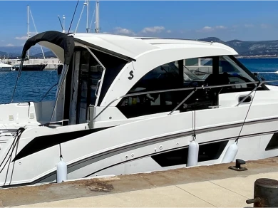 Hire Motorboat Bénéteau with a boat licence