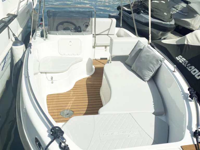 Location Bateau à moteur Nireus avec permis