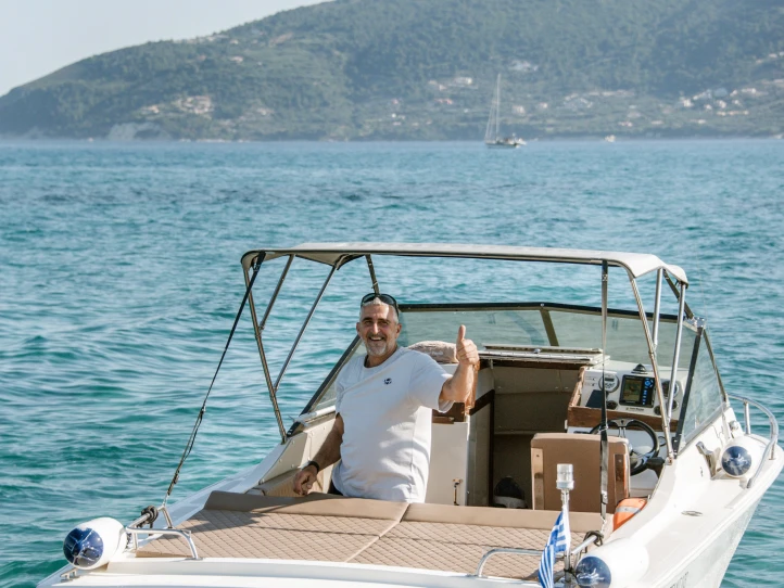 Bateau à moteur à louer à Zakynthos au meilleur prix