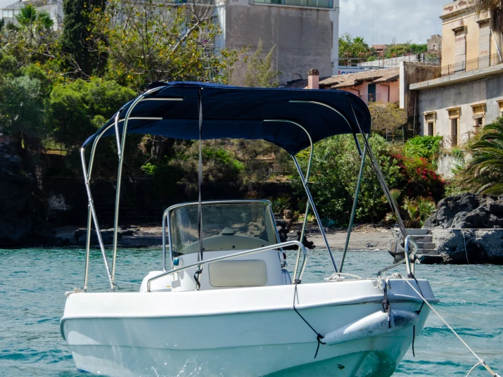 Louer Bateau à moteur avec ou sans skipper cosiver à Catane