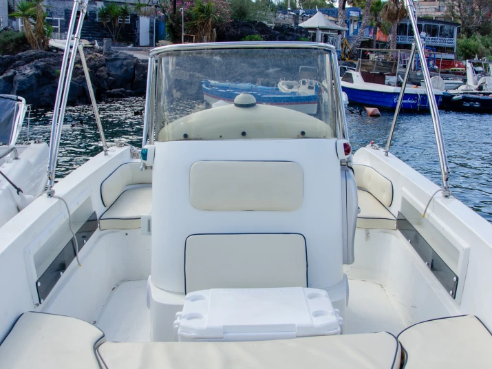 Bateau à moteur à louer à Catane au meilleur prix