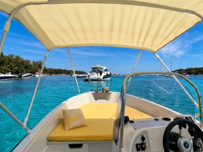 Bateau à moteur à louer à Golfe-Juan au meilleur prix