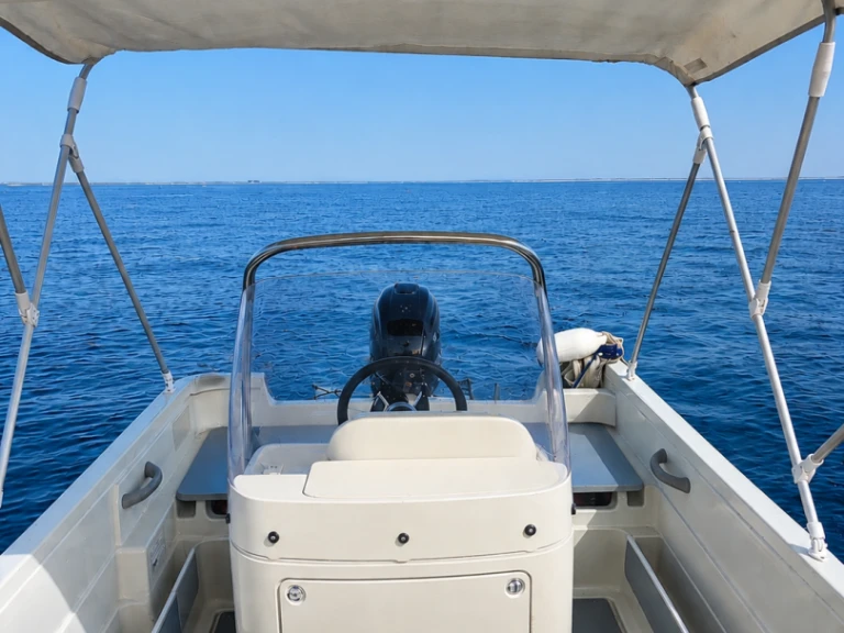 Location Bateau à moteur Terhi avec permis