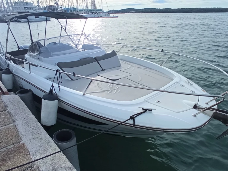 Location bateau Jeanneau Cap Camarat 7.5 WA Serie 2 à Pula sur Samboat